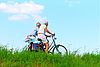 Ein älteres Paar für Rad im Grünen bei sonnigem Wetter.