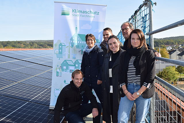 Gruppenfoto von sechs Mitwirkenden auf dem Dach der Adalbert-Stifter-Schule neben der PV-Anlagen