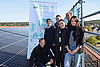 Gruppenfoto von sechs Mitwirkenden auf dem Dach der Adalbert-Stifter-Schule neben der PV-Anlagen