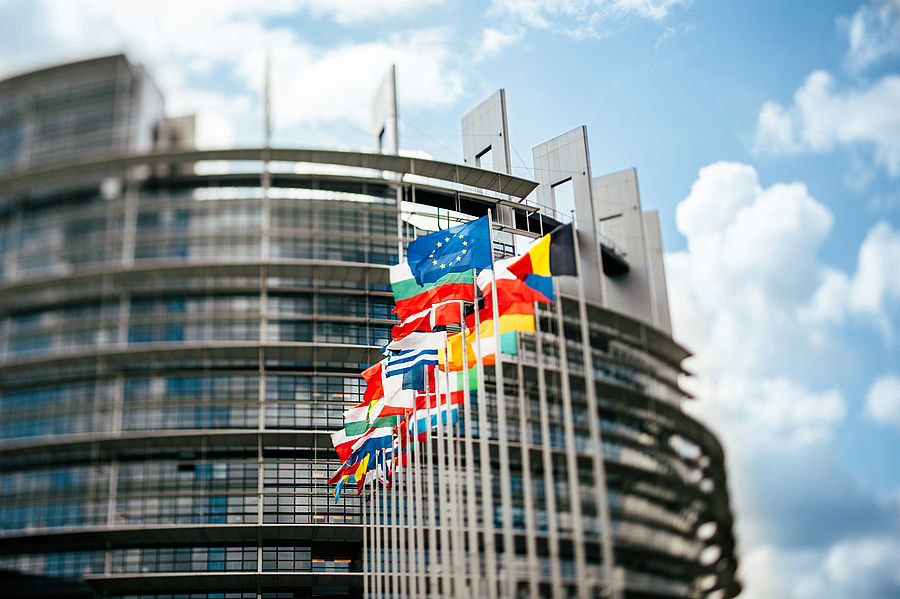 Wehende Flaggen vor dem Europäischen Parlament.