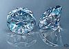 Eine in blautönen gehaltene Zeichnung zeigt zwei Diamanten, einmal in der Frontansicht und einmal seitlich.