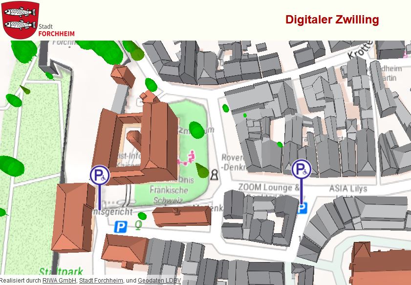 Ein Kartenausschnitt von Forchheim aus der Vogelperspektive in 3D. Mit Parken-Icon werden die vorhandenen Behindertenparkplätze in dem Ausschnitt angezeigt. Die öffentlich zugänglichen Gebäude sind braun eingefärbt, die privaten Gebäude in grau. In grün werden ein Teil des Stadtparks und größere Bäume dargestellt.