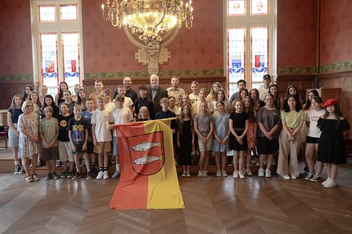Viele junge Menschen auf einem Bild in Le Perreux.