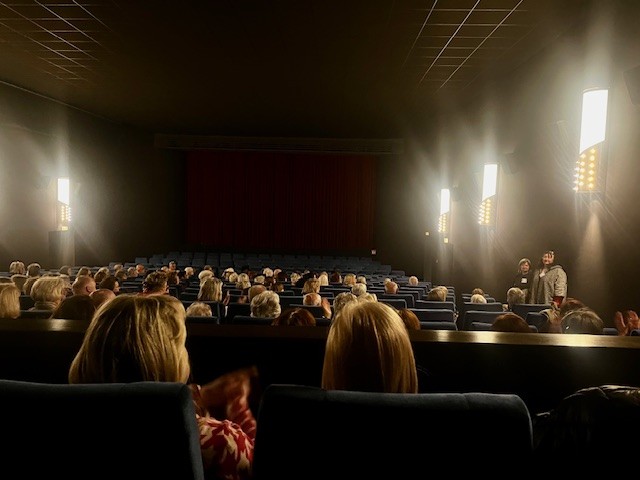Kino im dunkeln mit Personen