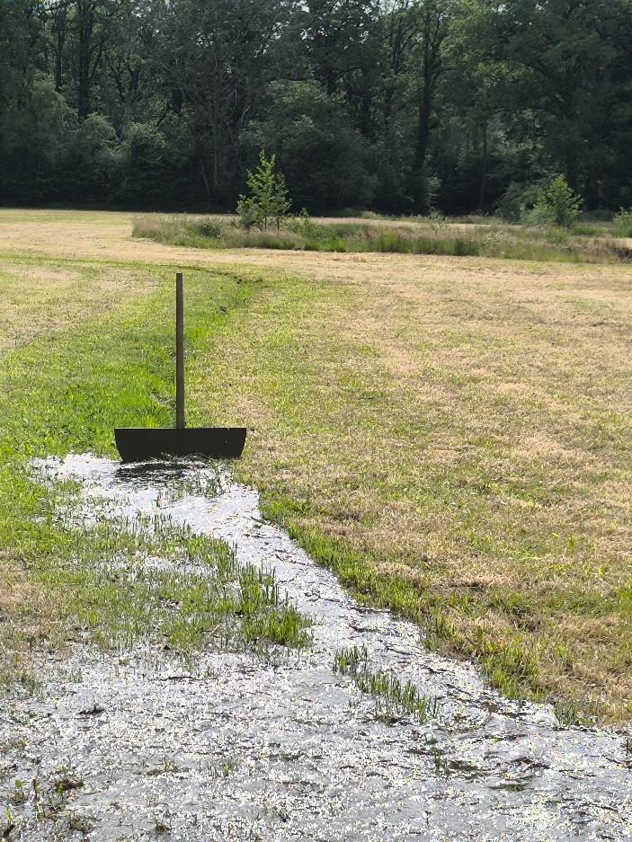 Wassereisen auf einer Wiese zum Stauen von Wasser