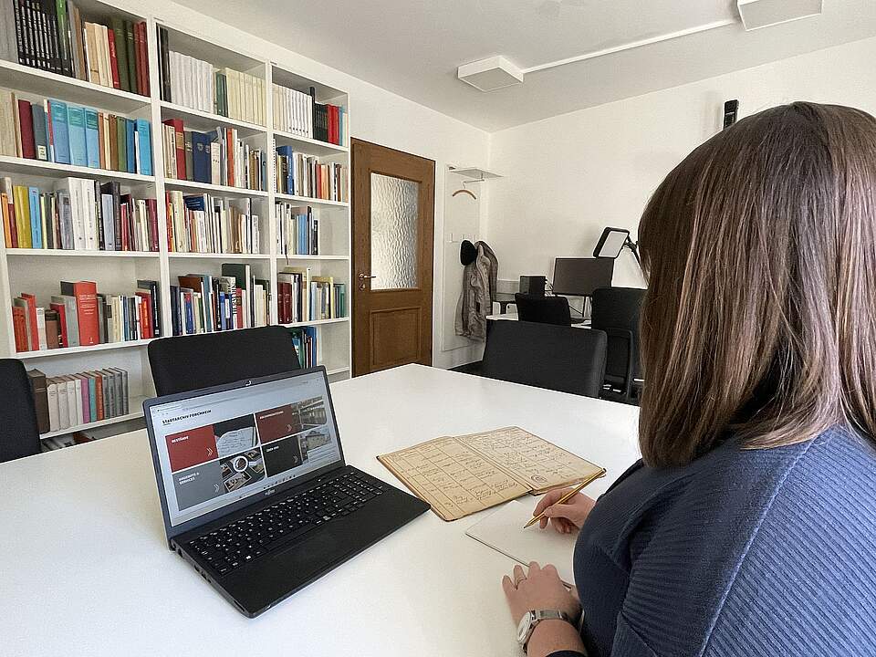 Benutzerraum mit einer Personen des Stadt Archives