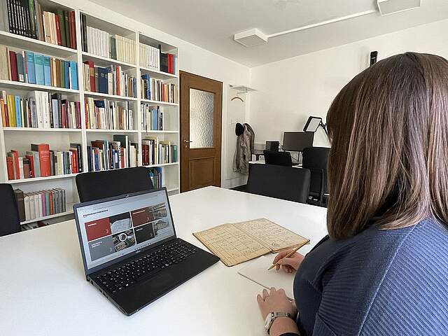 Benutzerraum mit einer Personen des Stadt Archives