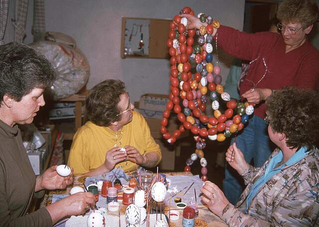Altes Bild wo Ketten für Osterbrunnen erstellt werden.