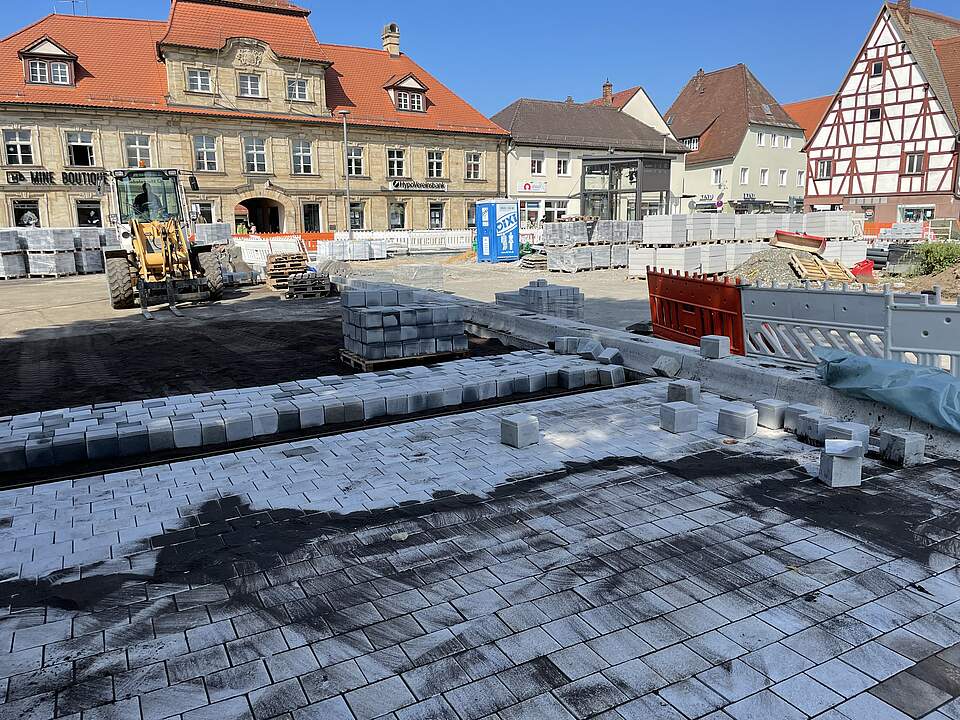 Paradeplatz Pflasterarbeiten Bereich Süd Richtung Nürnberger Str. Quadratsplastersteine Verlegung am Paradeplatz Süd Richtung Nürnberger Str.