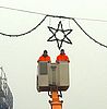 Die Weihnachtsbeleuchtung wird in der Hauptstraße angebracht