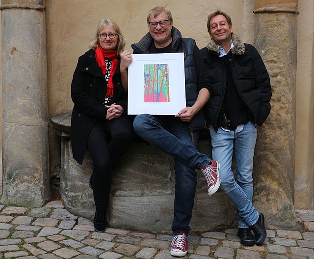 Kulturpreisträger Reiner Schütz (links) präsentiert zusammen mit Harald Winter vom Förderkreis und Museumsleiterin Susanne Fischer die Jahresgabe „Kellerwald“.