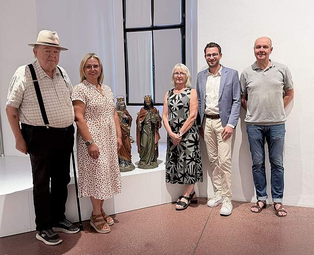 5 Personen mit wertvollen Skulpturen