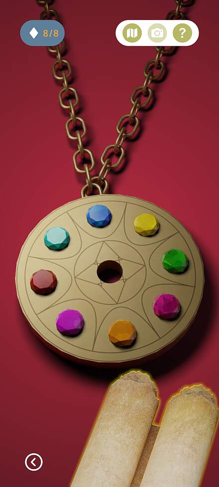 Screnshot aus der App Via Forte Screenshot einer Themenapp. Ein Amulette mit bunten Schmucksteinen an einer goldenen Kette liegt auf einem roten Untergrund. Unten rechts im Bild befindet sich ein Ausschnitt einer Peramentrolle.