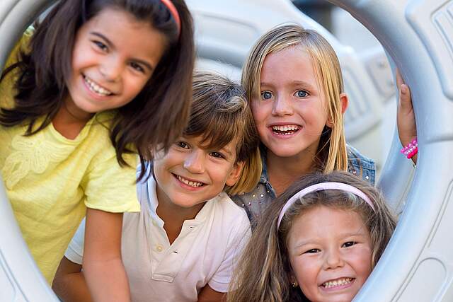Vier Kinder beim Spielen