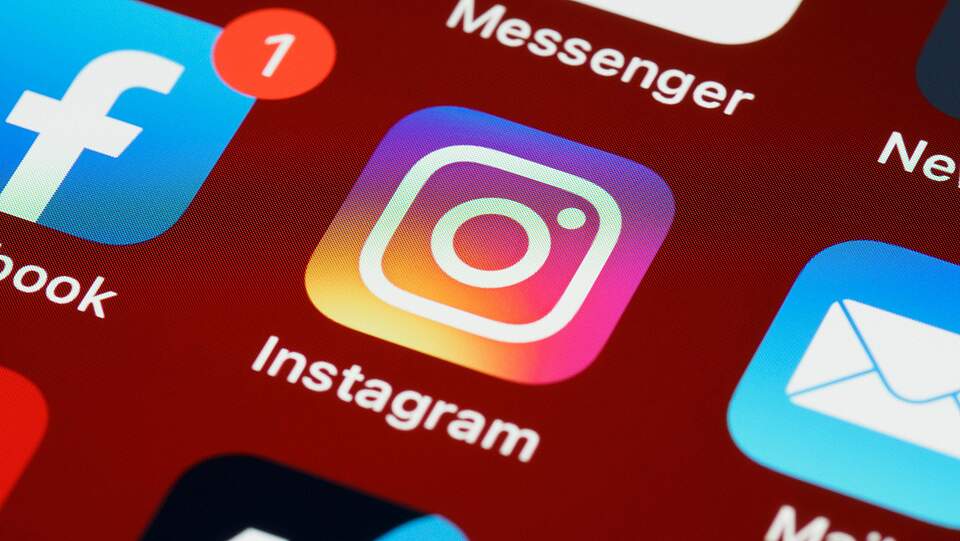 Instagram Handydisplay Ausschnitt mit Apps, im Fokus das Instagram-App-Logo