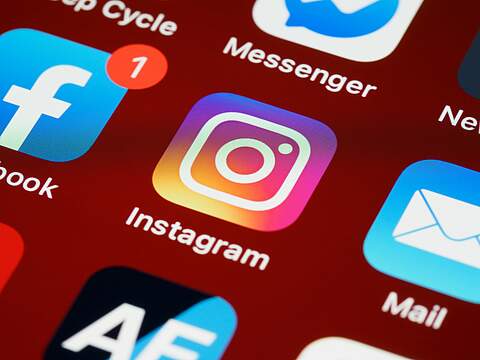 Handydisplay Ausschnitt mit Apps, im Fokus das Instagram-App-Logo