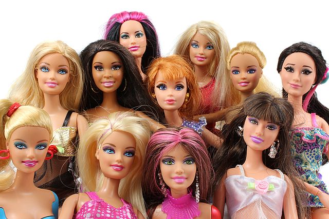 Eine Gruppe aus verschiedenen Barbie-Puppen.