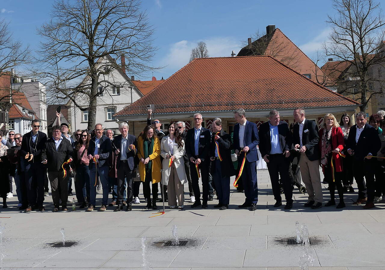 Eröffnung Paradeplatz Forchheim Feierliche Eröffnung der Wasserspiele am Paradeplatz, bei der mehrere Personen ein Band durchschneiden