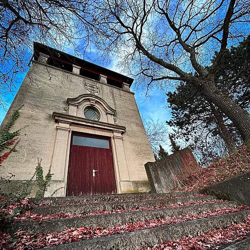 Wasserturm am Dreifaltigkeitsweg im Herbst