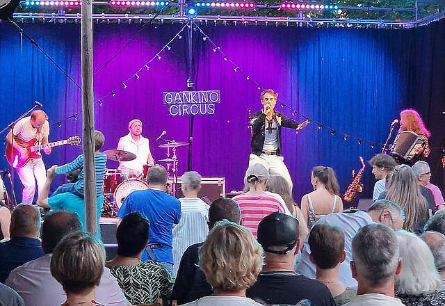 Bild mit der Band Gankino Circus auf der Bühne