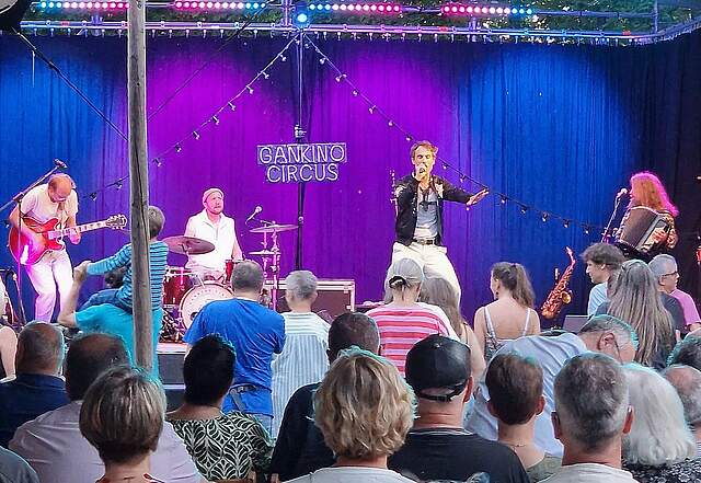 Bild mit der Band Gankino Circus auf der Bühne