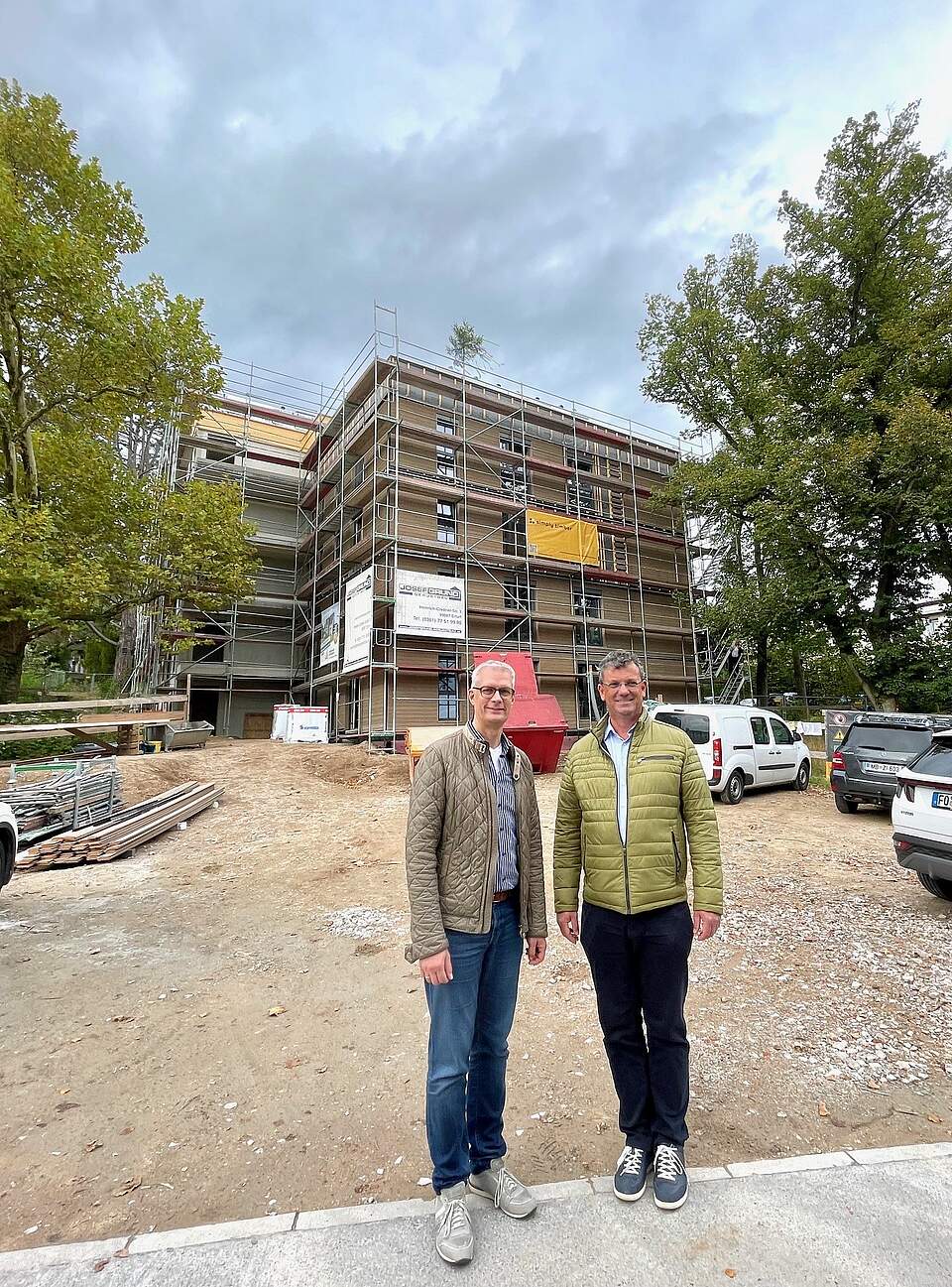 Dr. Uwe Kirschstein und Alexander Dworschak vor einem neu gebauten Gebäude