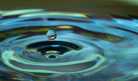 Auswirkungen auf Wassertropfen, die beim Aufkommen Kreise bilden.