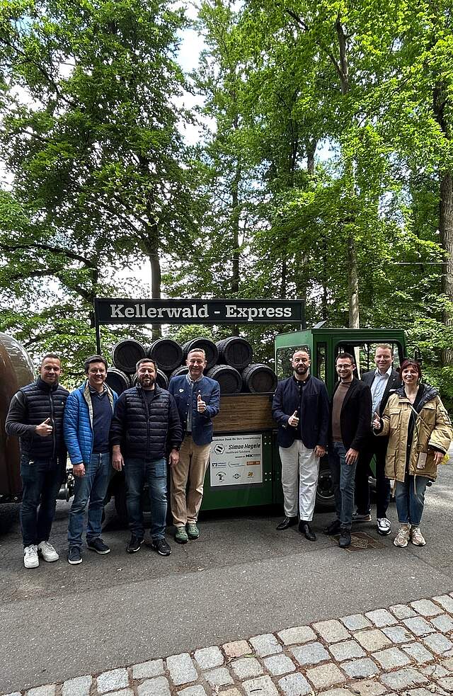 Personen vor dem Kellerwald-Express