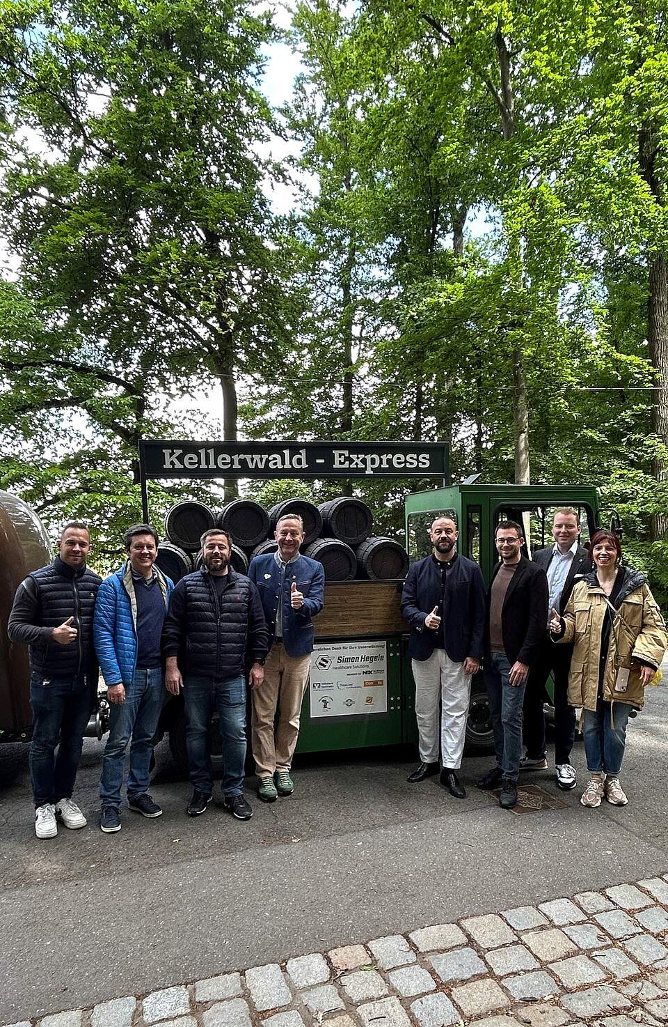 Personen vor dem Kellerwald-Express