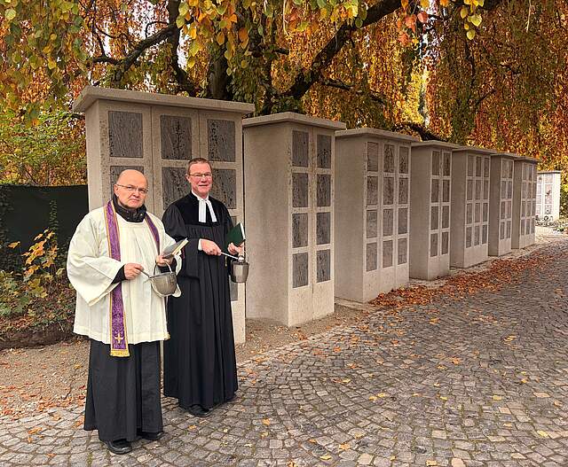 Die neu errichteten Urnenstelen auf dem Neuen Friedhof in Forchheim wurden von Pfarrer Ulrich Bahr und Pater Piotr Polkowski feierlich gesegnet