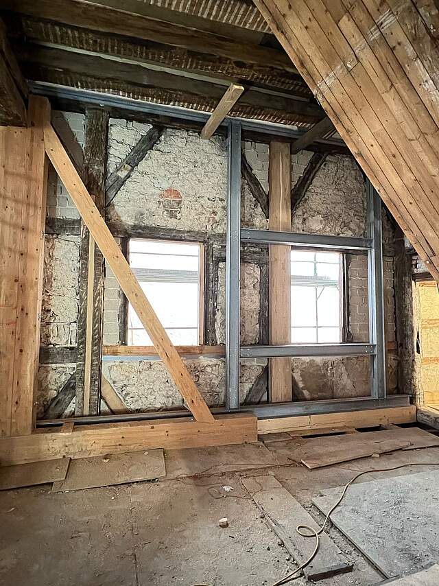 Angebrachte Stahlträger an alter Rathauswand