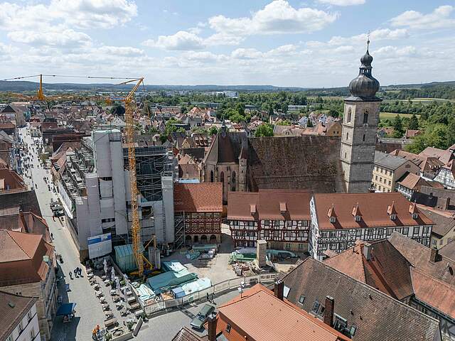 Luftbild von der Forchheimer Innenstadt mit Rathaus und Martinskirche.
