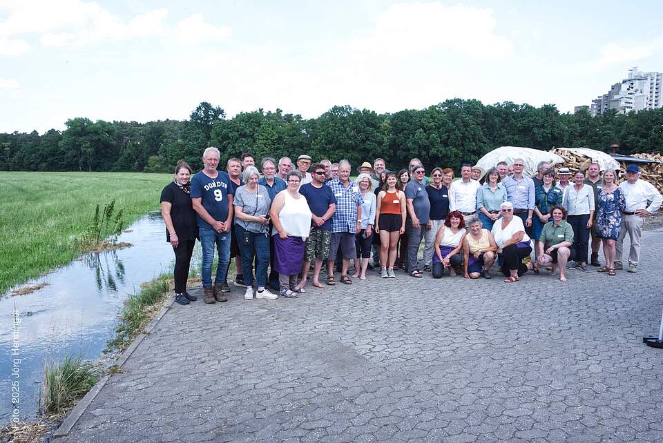 Personen einer Exkursion an der Wässerwiese