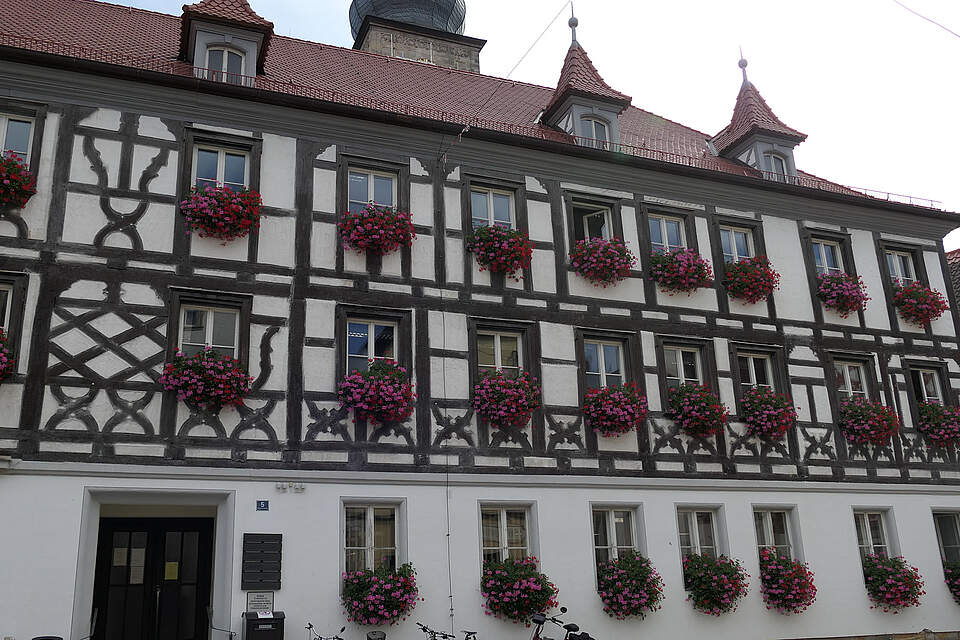 Bild eines Fachwerkhauses mit Blumenschmuck
