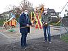 Zusammen mit dem Leiter des Amtes für öffentliches Grün, Herbert Fuchs, hat Oberbürgermeister Dr. Uwe Kirschstein (rechts) den neu gestalteten Spielplatz an der Karl-Bröger-Straße symbolisch eröffnet.