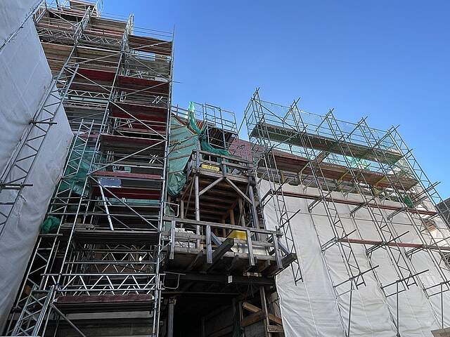 Historisches Gebäude mit einem Baugerüst an der Fassade 
