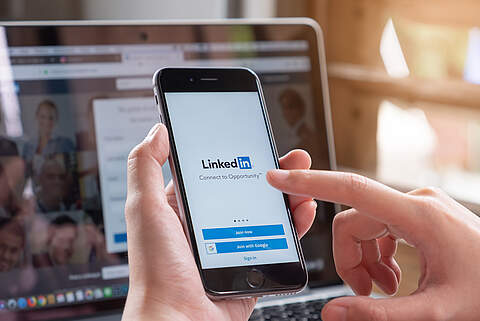 iPhone X mit der LinkedIn-App auf dem Bildschirm. LinkedIn ist ein berufsbezogenes soziales Netzwerk.