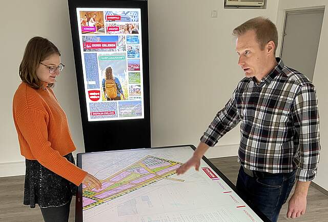 Mitarbeiter vor einem Multitouch-Tisch 