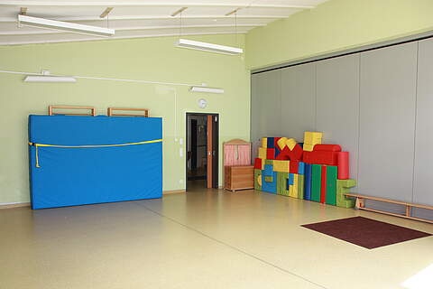 Turnraum mit Matten und Spielzeug