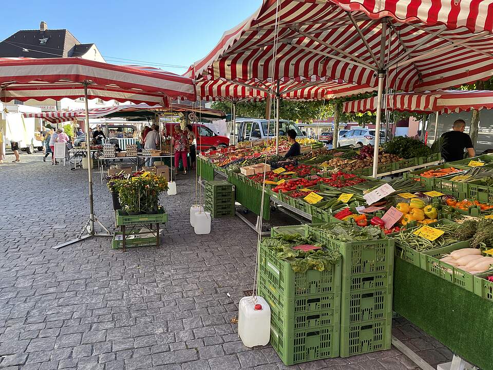 Stände mit Obst und Gemüse des Wochenmarktes.