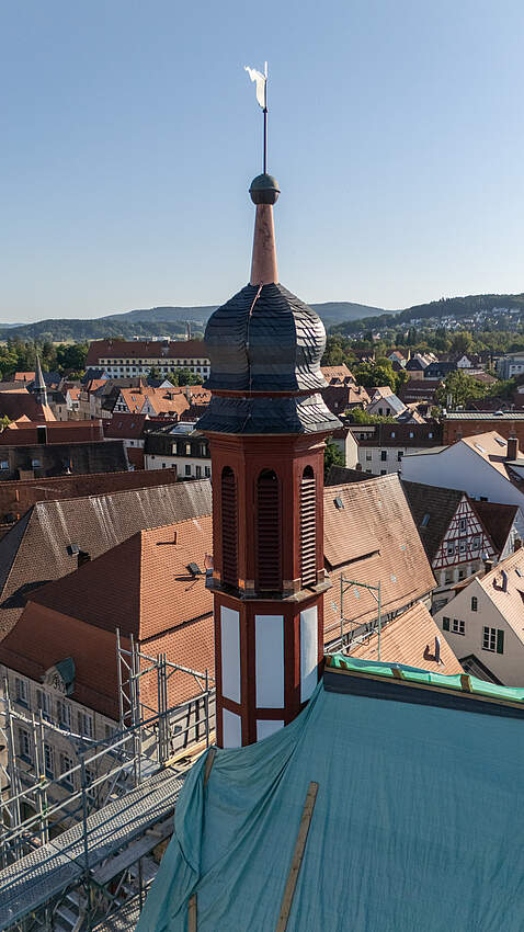 Der restaurierte Rathausturm erstrahlt im neuen Glanz. Der restaurierte Rathausturm erstrahlt im neuen Glanz. Im Hintergrund befinde sich zahlreiche Häuser und Dächer der Innenstadt aus der Vogelperspektive.
