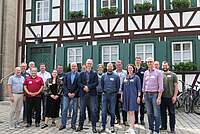 Eine Personengruppe vor dem Fachwerkhaus, in dem sich das Personalamt der Stadt Forhheim befindet. 