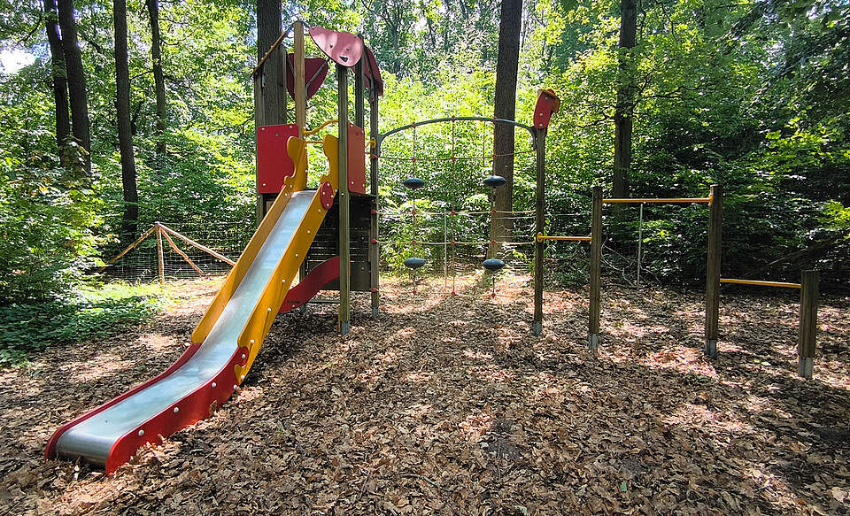 Spielgeräte auf dem oberen Spielplatz im Kellerwald.