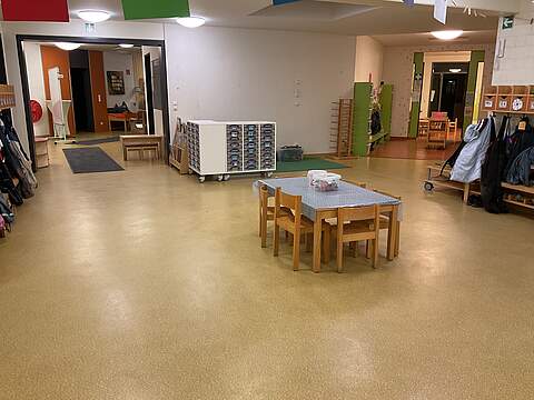 Garderobe und Tisch für Kinder