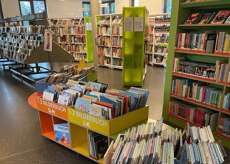 Stadtbücherei Forchheim bietet am 19.01.2024 ab 12 Uhr nur Notausleihe an. Außenansicht des zweistöckigen modernen Gebäudes mit roten Fassadenelementen