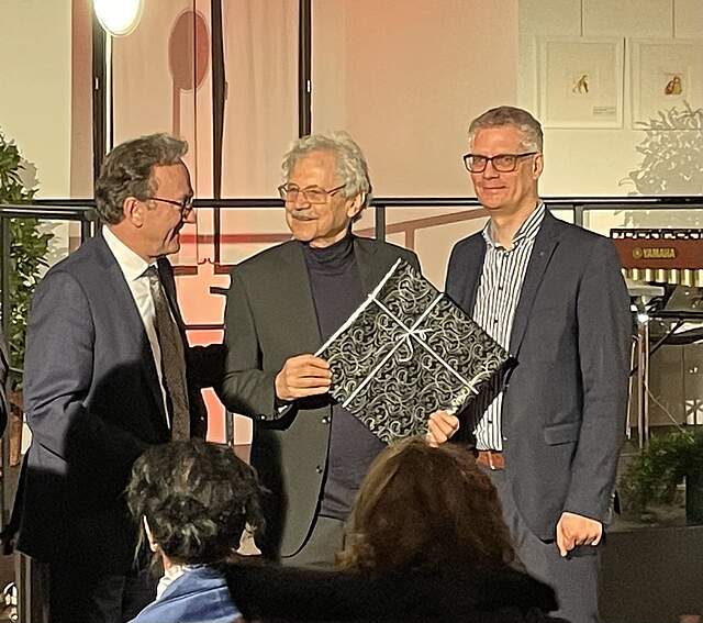 Auf dem Bild sind von links nach Rechts Dr. Ewald Maier, Paul Maar, Dr. Uwe Kirschstein zu sehen