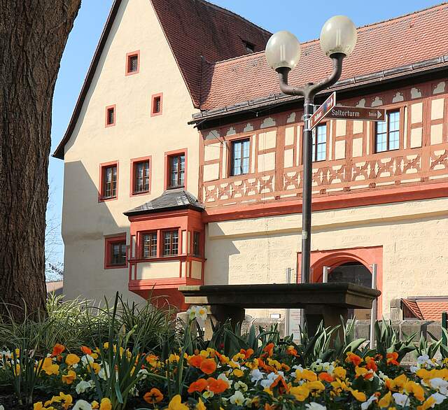 Der Eingangsbereich zur Kaiserpfalz im Frühling.