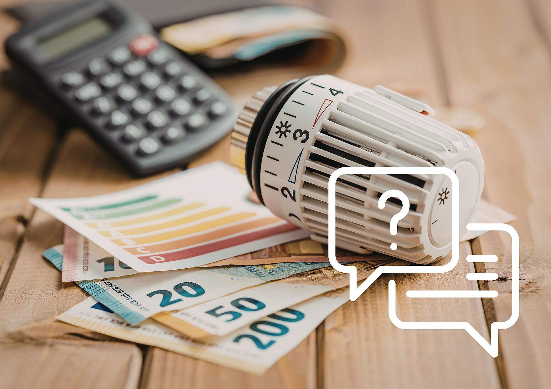 Tisch mit Geld, Energietabelle, Taschenrechner und Heizregler