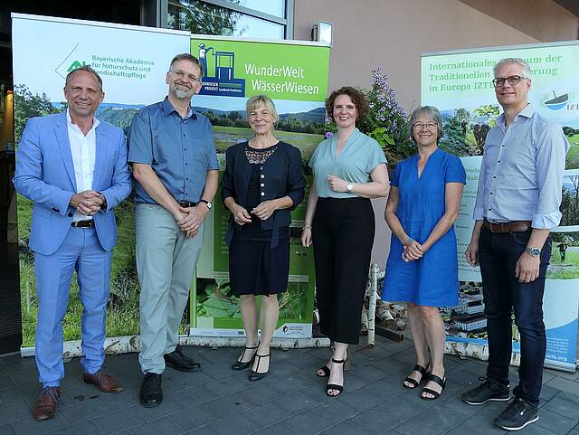 Gruppenfoto wichtiger Personen bei der Fachtagung Wässerwiesen