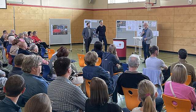 Sporthalle mit Bürgerinnen und Bürgern und dem Oberbürgermeister